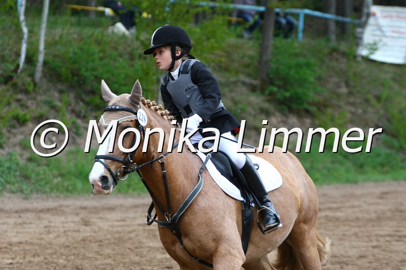 005L3756_Larissa Muehling_Rondo_Springreiter WB.JPG